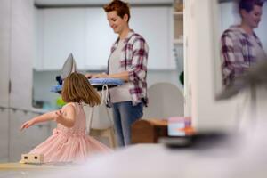 mãe e filha passando tempo juntos em casa foto