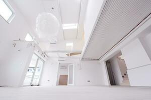 interior do apartamento de dois níveis de espaço aberto moderno e elegante vazio foto