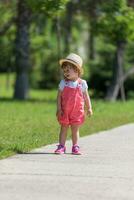 menina correndo no parque de verão foto