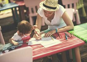 mãe e filha desenhando fotos coloridas