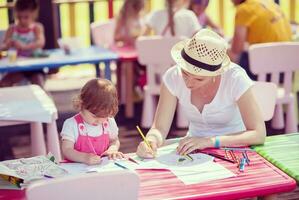 mãe e filha desenhando fotos coloridas