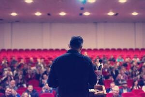 empresário dando apresentações na sala de conferências foto