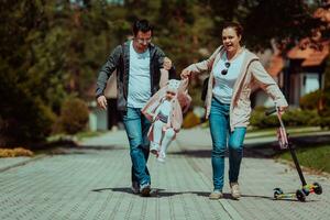 família Diversão dentro a parque. feliz família gastos Tempo dentro parque e jogando com seus filha foto