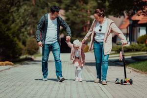 família Diversão dentro a parque. feliz família gastos Tempo dentro parque e jogando com seus filha foto