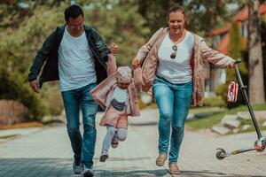 família Diversão dentro a parque. feliz família gastos Tempo dentro parque e jogando com seus filha foto