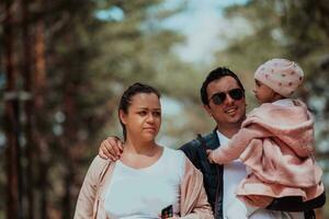 família Diversão dentro a parque. feliz família gastos Tempo dentro parque e jogando com seus filha foto