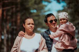 família Diversão dentro a parque. feliz família gastos Tempo dentro parque e jogando com seus filha foto