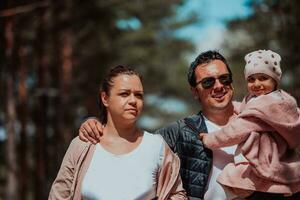 família Diversão dentro a parque. feliz família gastos Tempo dentro parque e jogando com seus filha foto