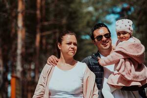 família Diversão dentro a parque. feliz família gastos Tempo dentro parque e jogando com seus filha foto