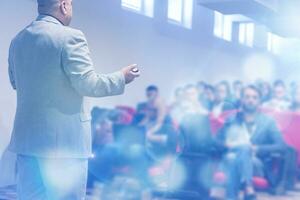 empresário dando apresentações na sala de conferências foto