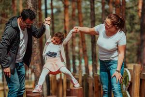 família Diversão dentro a parque. feliz família gastos Tempo dentro parque e jogando com seus filha foto