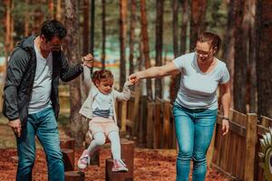 família Diversão dentro a parque. feliz família gastos Tempo dentro parque e jogando com seus filha foto