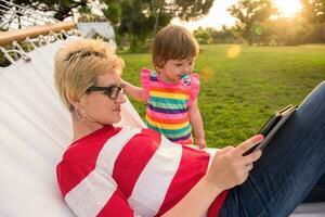 mãe e filha relaxando em uma rede foto