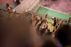 futebol fãs mãos palmas enquanto apoiando seus equipe foto