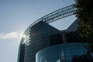 prédio de escritórios de vidro em bruxelas foto