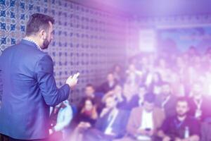 empresário dando apresentações na sala de conferências foto