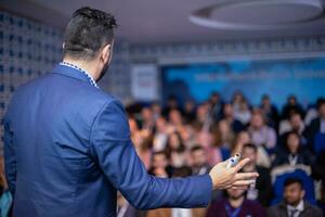 empresário dando apresentações na sala de conferências foto