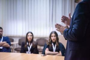 empresário dando apresentações na sala de conferências foto