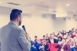 empresário dando apresentações na sala de conferências foto