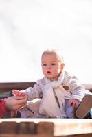 retrato do pequeno bebê Garoto em lindo inverno dia foto