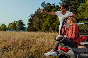 jovem feliz animado casal desfrutando lindo ensolarado dia enquanto dirigindo uma fora estrada buggy carro em montanha natureza foto