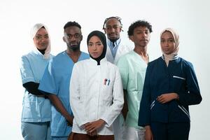 equipe ou grupo do uma doutor, enfermeira e médico profissional colegas de trabalho em pé junto. retrato do diverso cuidados de saúde trabalhadores olhando confiante. meio Oriental e africano, muçulmano médico equipe. foto