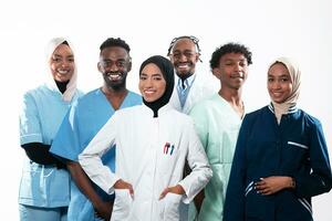 equipe ou grupo do uma doutor, enfermeira e médico profissional colegas de trabalho em pé junto. retrato do diverso cuidados de saúde trabalhadores olhando confiante. meio Oriental e africano, muçulmano médico equipe. foto