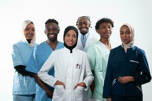 equipe ou grupo do uma doutor, enfermeira e médico profissional colegas de trabalho em pé junto. retrato do diverso cuidados de saúde trabalhadores olhando confiante. meio Oriental e africano, muçulmano médico equipe. foto