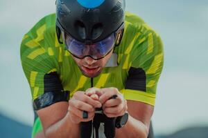 fechar acima foto do a ativo triatleta dentro roupa de esporte e com uma protetora capacete equitação uma bicicleta. seletivo foco