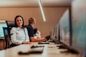 fêmea segurança operador trabalhando dentro uma dados sistema ao controle quarto escritórios técnico operador trabalhando às posto de trabalho com múltiplo exibe, segurança guarda trabalhando em múltiplo monitores foto