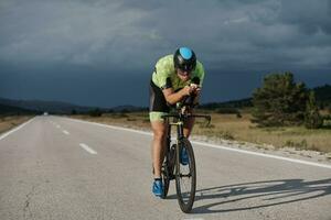 atleta de triatlo andando de bicicleta foto