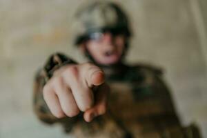 Eu escolher você. uma soldado com a estendido mão para a Câmera mostra este ele escolhe você para Apoio, suporte e parceria dentro guerra foto