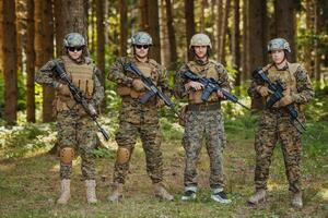 soldado lutadores em pé juntos com armas. grupo retrato do nos exército elite membros, privado militares companhia militares, anti terrorista pelotão foto