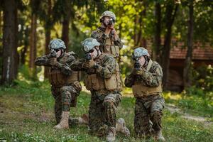 uma grupo do moderno guerra soldados é brigando uma guerra dentro perigoso controlo remoto floresta áreas. uma grupo do soldados é brigando em a inimigo linha com moderno armas. a conceito do guerra e militares conflitos foto