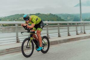 cheio comprimento retrato do a ativo triatleta dentro roupa de esporte e com uma protetora capacete equitação uma bicicleta. seletivo foco foto