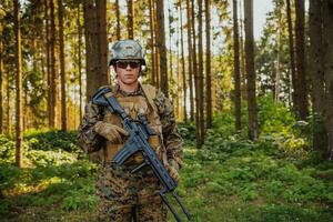 uma moderno guerra soldado em guerra dever dentro denso e perigoso floresta áreas. perigoso militares resgate operações foto