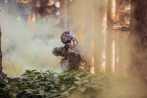 uma moderno guerra soldado em guerra dever dentro denso e perigoso floresta áreas. perigoso militares resgate operações foto