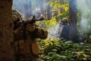 uma grupo do moderno guerra soldados é brigando uma guerra dentro perigoso controlo remoto floresta áreas. uma grupo do soldados é brigando em a inimigo linha com moderno armas. a conceito do guerra e militares conflitos foto