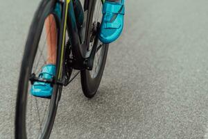 fechar acima foto do a ativo triatleta dentro roupa de esporte e com uma protetora capacete equitação uma bicicleta. seletivo foco