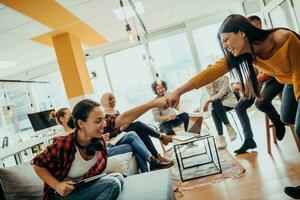 jovem desenhador dando alguns Novo Ideias sobre projeto para dele parceiros dentro conferência sala. o negócio pessoas discutindo sobre Novo o negócio projeto dentro escritório. foto