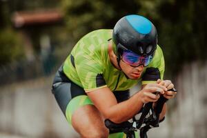 fechar acima foto do a ativo triatleta dentro roupa de esporte e com uma protetora capacete equitação uma bicicleta. seletivo foco