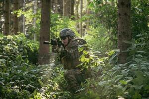 uma grupo do moderno guerra soldados é brigando uma guerra dentro perigoso controlo remoto floresta áreas. uma grupo do soldados é brigando em a inimigo linha com moderno armas. a conceito do guerra e militares conflitos foto