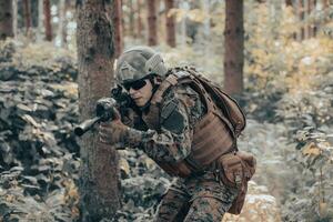 uma moderno guerra soldado em guerra dever dentro denso e perigoso floresta áreas. perigoso militares resgate operações foto