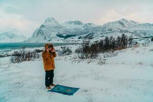 uma muçulmano viajando através ártico frio regiões enquanto realizando a muçulmano oração namaz durante rompe foto