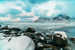 costa da noruega no inverno com neve mau tempo nublado foto