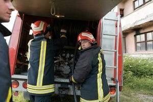 grupo do fogo lutadores em pé confiante depois de uma bem feito resgate Operação. bombeiros pronto para emergência serviço. foto