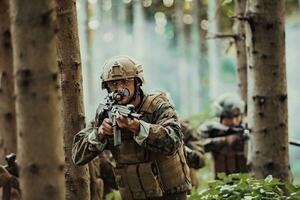 uma grupo do moderno guerra soldados é brigando uma guerra dentro perigoso controlo remoto floresta áreas. uma grupo do soldados é brigando em a inimigo linha com moderno armas. a conceito do guerra e militares conflitos foto