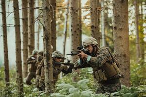 uma grupo do moderno guerra soldados é brigando uma guerra dentro perigoso controlo remoto floresta áreas. uma grupo do soldados é brigando em a inimigo linha com moderno armas. a conceito do guerra e militares conflitos foto