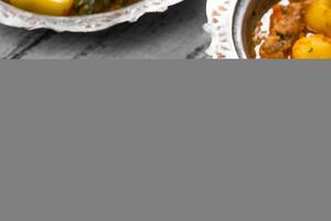 eid Mubarak tradicional Ramadã iftar jantar. sortido saboroso Comida dentro autêntico rústico pratos em de madeira azul fundo. turco bósnio Comida carne Churrasquinho, Pão Pita, sarma, klepe, sogan dolma. foto
