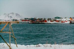 cabanas e barcos tradicionais de pescadores noruegueses foto